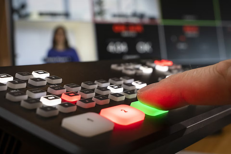 Detailaufnahme von einem digitalen Mischpult für Livestreaming.