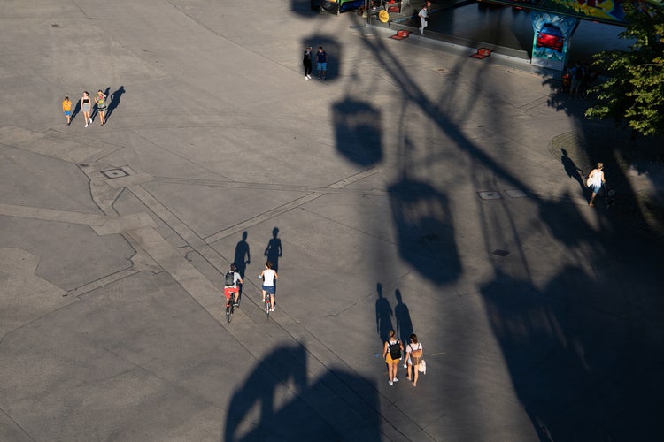 Menschen auf einem Jahrmarkt aus der Vogelperspektive