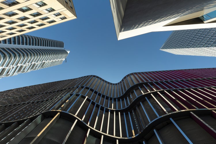 Hochhäuser in Frankfurt aus der FroschperspektiveHochhäuser in Frankfurt aus der Froschperspektive