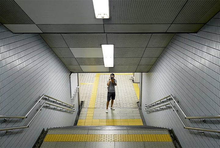 Foto von einer U-Bahn-Treppe von oben mit Kunstlicht