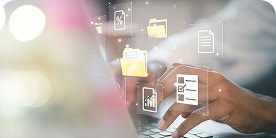 Hände an einem Laptop mit schwebenden Dokumenten und Ordnern in einem warmen, unscharfen Hintergrund – Illustration zum Speichern und Abrufen von PDFs auf dem iPad
