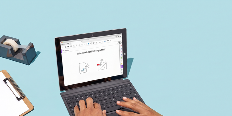 Draufsicht auf Hände an einem Laptop auf hellblauem Hintergrund mit einem Klebeband-Spender – Illustration zum elektronischen Ausfüllen und digitalen Unterzeichnen von PDF-Formularen.