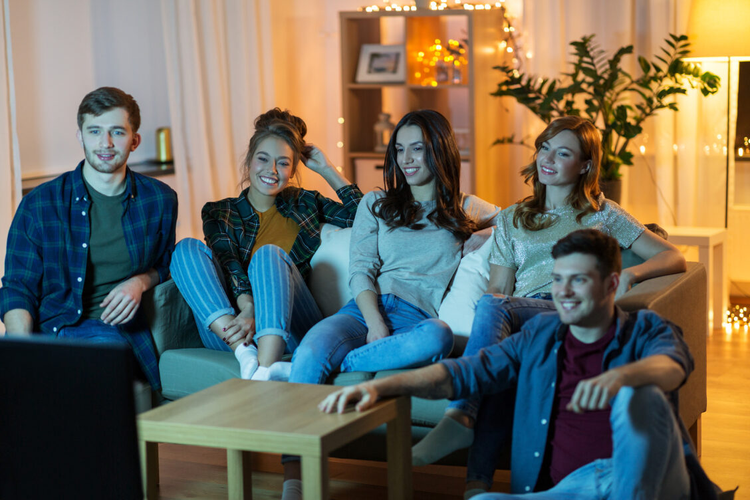 Von der Einladung bis zum Menü: Der ultimative Filmabend.