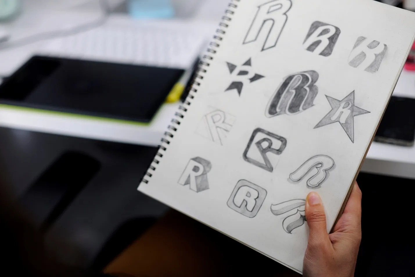 Skizzen und Ideen für zwölf Logos mit dem Buchstaben „R“.  