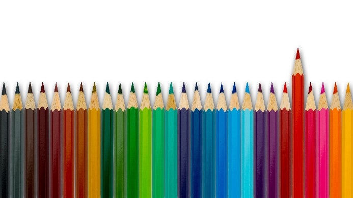 Auswahl von verschiedenen Farbstiften.