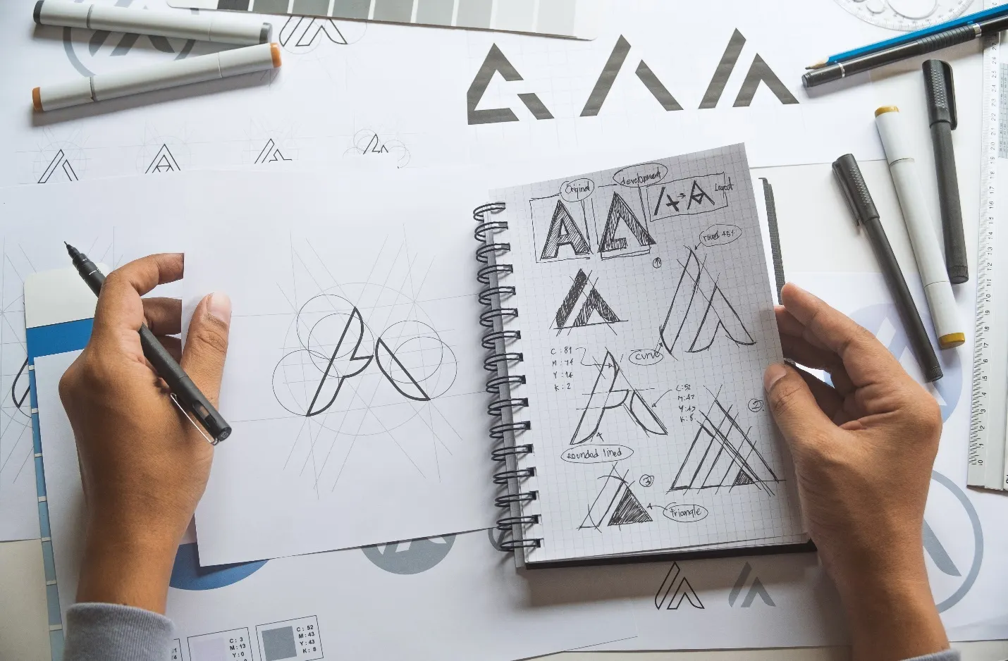 Grafikdesigner mit Skizzen und Ideen für ein Logo.  