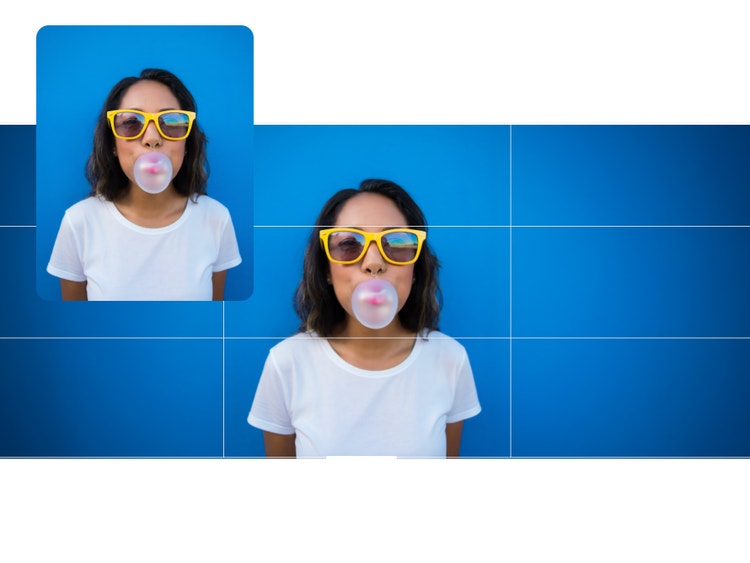 Das Porträt im Hochformat einer Frau mit Sonnenbrille, die eine Kaugummiblase macht, wird mit Firefly-Modell Fill & Expand in ein Bild im Querformat umgewandelt.