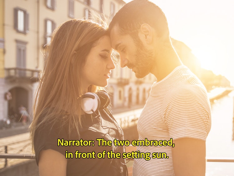 Das Standbild eines Paares, das sich vor einem Sonnenuntergang umarmt, mit englischen Untertiteln, übersetzt aus dem Spanischen.