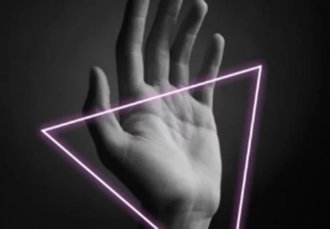 Bild einer Hand mit einem neonpinken Dreieck.