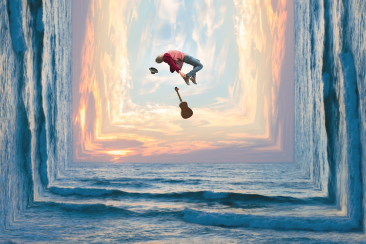 Ein Foto einer Person, die über dem Meer in der Luft schwebt