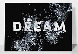 Ein Foto von Luftblasen im Wasser auf schwarzem Hintergrund wird um das Wort „dream“ ergänzt.