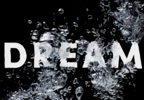 Ein Bild, das das Wort „DREAM“ zeigt, das im Wasser schwebt.