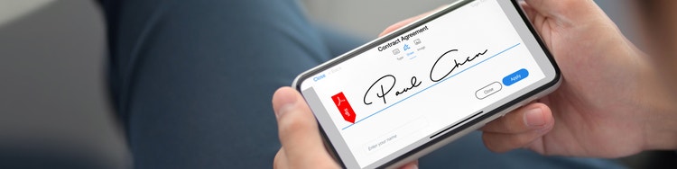 Smartphone, auf dem ein Vertrag geöffnet ist, der eine elektronische Unterschrift enthält.