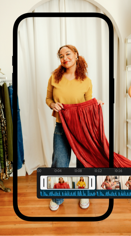 Videostillbillede af en kvinde i en gul trøje, som prøver røde bukser i en butik med et billede af Premiere på iPhone-tidslinjen.