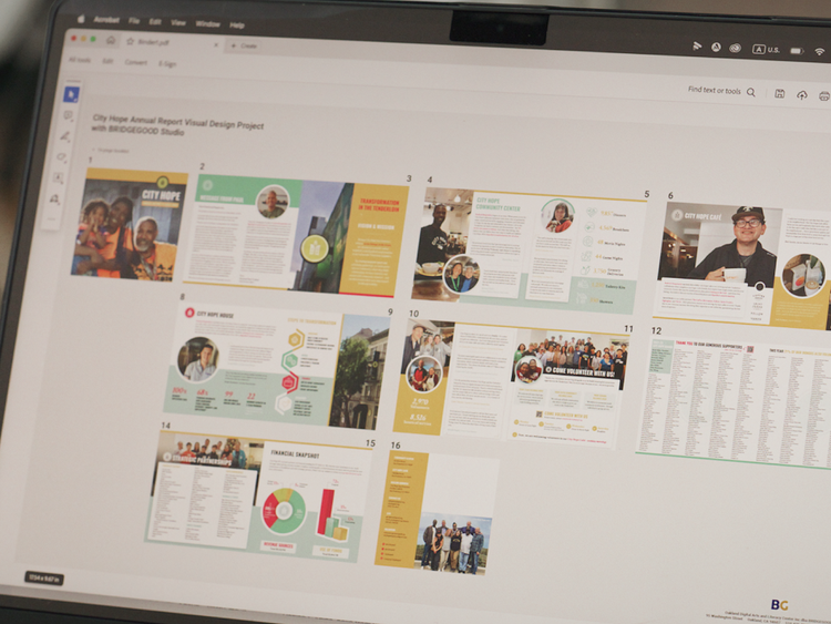 Pantalla de portátil que muestra un archivo PDF en Adobe Acrobat