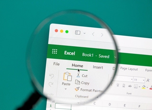 El gráfico muestra un archivo Excel ampliado con una lupa.