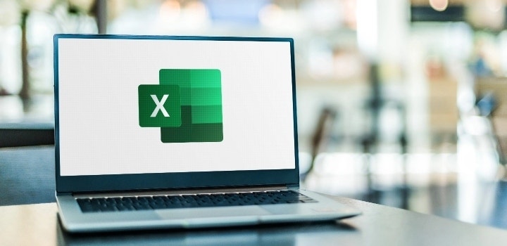 La imagen muestra un ordenador portátil con el logotipo de Microsoft Excel