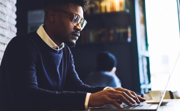 Foto: Hombre con un ordenador trabajando