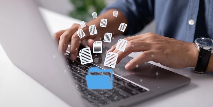 Foto: persona trabajando con un ordenador portátil.