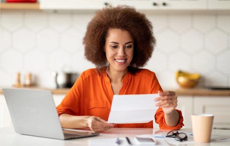 El gráfico muestra a una mujer que sostiene un documento en sus manos y lo mira.