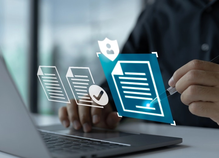 El gráfico muestra a una persona firmando un documento digital certificado.