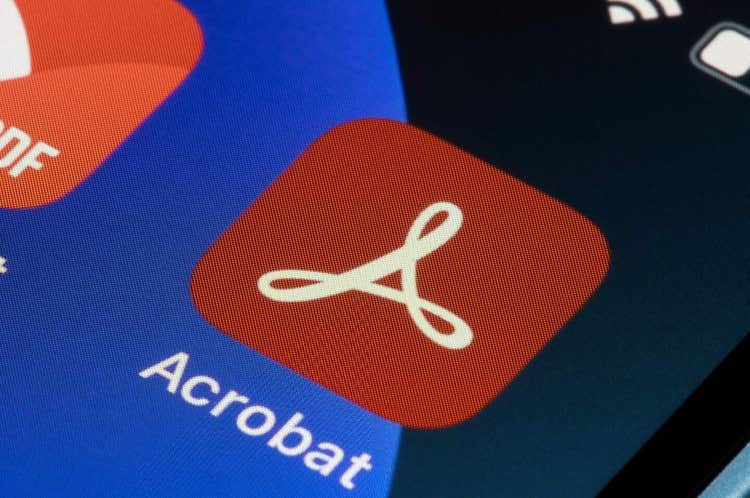 La imagen muestra la aplicación de Acrobat en un smartphone.