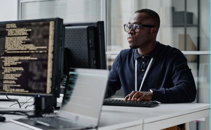 La ilustración simboliza un archivo XML que puede crearse y editarse con editores de texto.