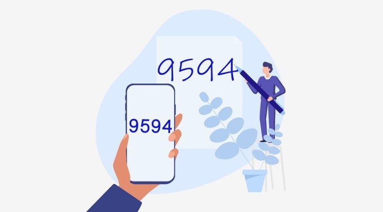 Persona escaneando una nota escrita a mano con su teléfono inteligente.