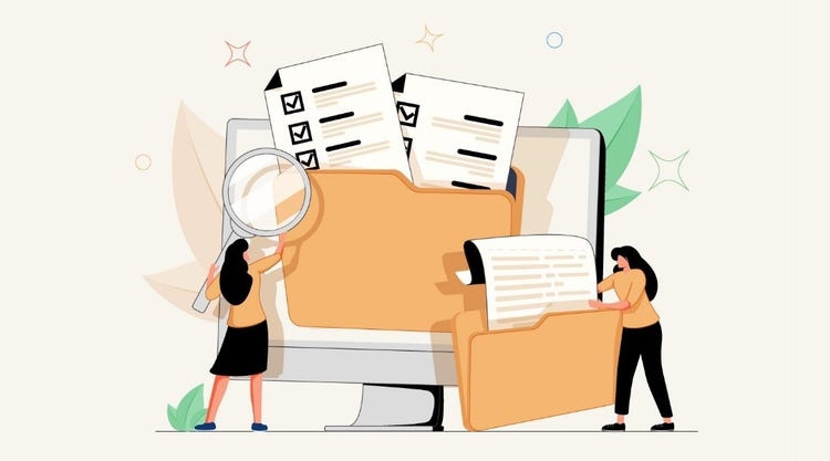 Imagen de dos mujeres editando juntas documentos digitales en el ordenador.