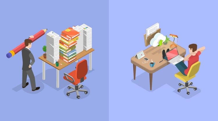 Imagen de un escritorio desordenado lleno de carpetas y, al lado, un escritorio ordenado con solo un portátil