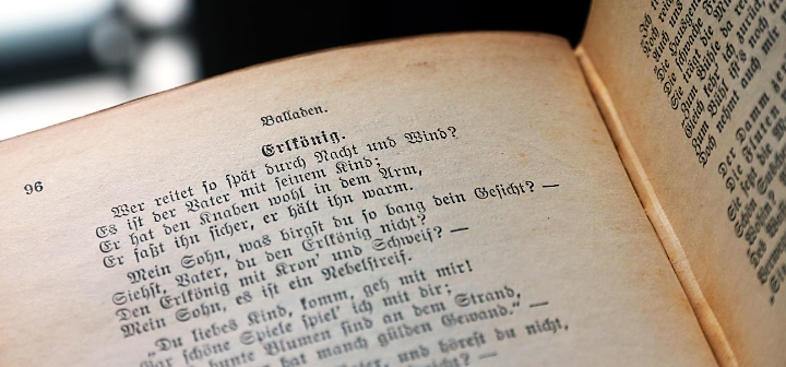 Libro abierto escrito en estilo gótico.