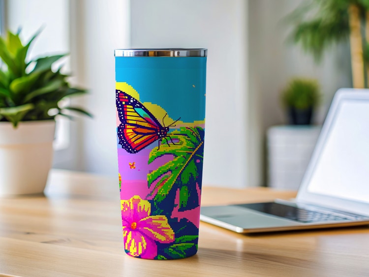 Imagen con píxeles de una mariposa posándose sobre una hoja en un vaso de café para llevar reutilizable