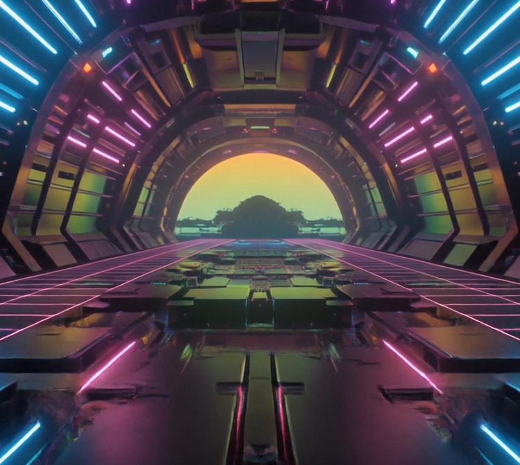 https://main--cc--adobecom.aem.page/cc-shared/assets/firefly/video/ai-video-generator/media_1bdb9b36b894095df26b4256a1438c98b0d438d27.mp4#_autoplay?no-lazy | Un hangar para naves espaciales iluminado con luces de neón brillantes de color rosa y azul abiréndose a un horizonte al atardecer a través de un pasillo metálico arqueado