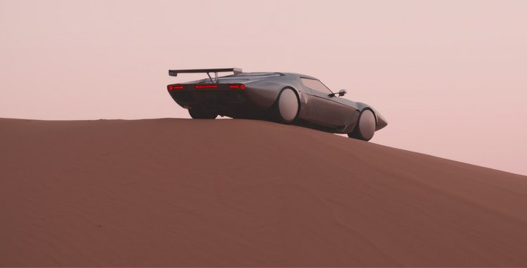 Imagen generada por IA de un coche deportivo elegante y futurista con un amplio alerón trasero subiendo por una duna de arena bajo un cielo de color rosa pálido.