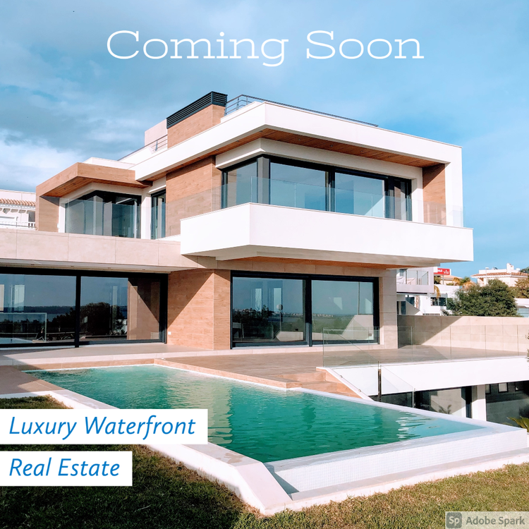 Real estate marketing: House with swimming pool