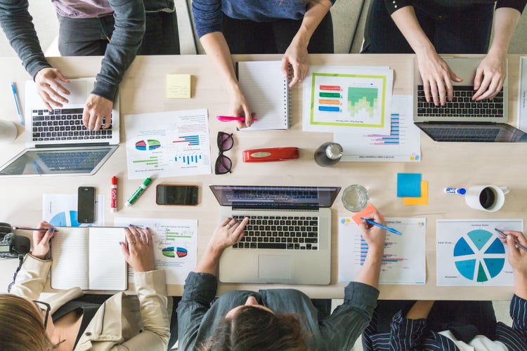 Free to use images: Employees working together in a desk