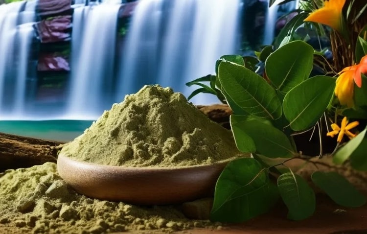 Tuotekuva, jossa on tekoälyn avulla generoitu tausta: vihreää matcha-jauhetta vesiputouksen ja kukkien keskellä