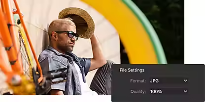 Kuva henkilöstä nojaamassa seinään ja pitämässä hatustaan kiinni, päällä Adobe Photoshopin tiedoston asetusten paneeli