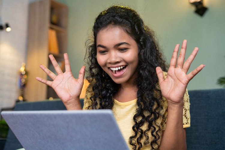 Adolescente ravie devant son ordinateur