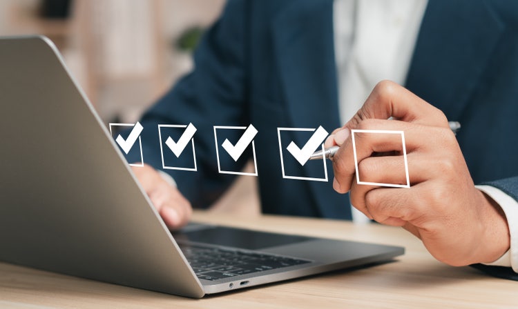 Un employeur écrit une lettre de recommandation