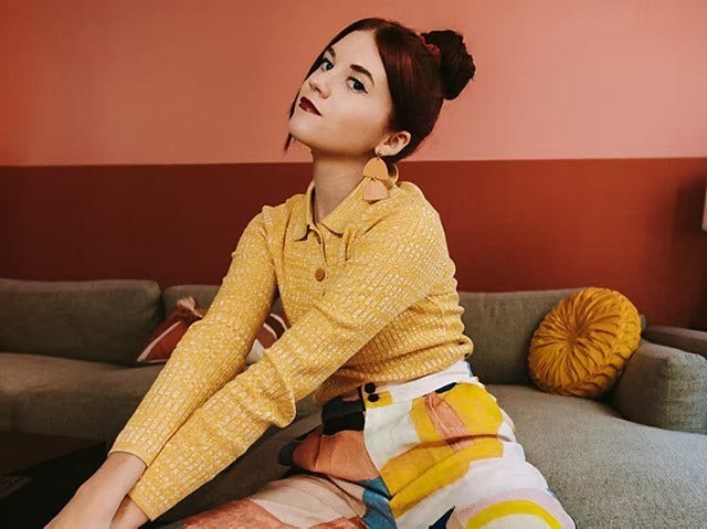 Femme sur un canapé