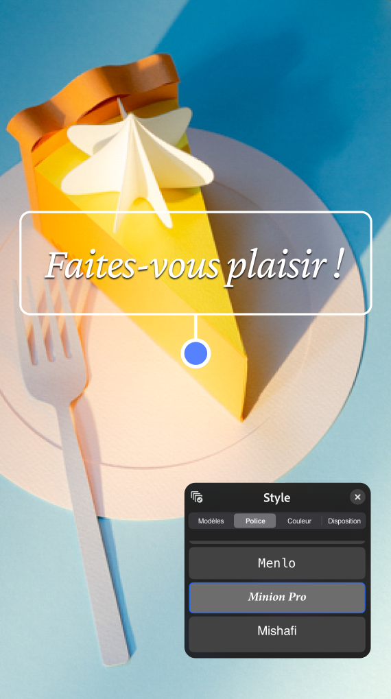 Image fixe d’une vidéo montrant une part de gâteau jaune en papier, avec les options de police du menu Style de Premiere sur iPhone en incrustation