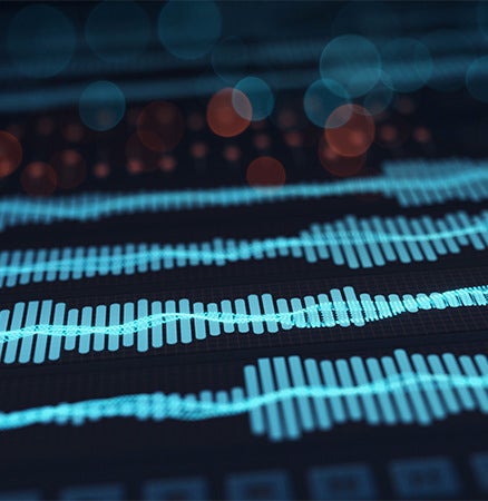 Gros plan sur des ondes de fréquences audio avec des cercles bokeh bleus et rouges.