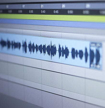 Photo d'un écran d'ordinateur affichant des ondes de fréquences audio.