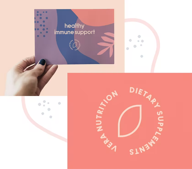 Logo de marque avec slogan sur une carte postale, à côté d’un logo professionnel sur fond coloré