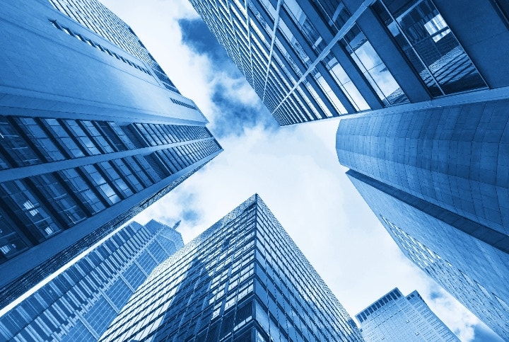 Des gratte-ciel aux reflets bleus