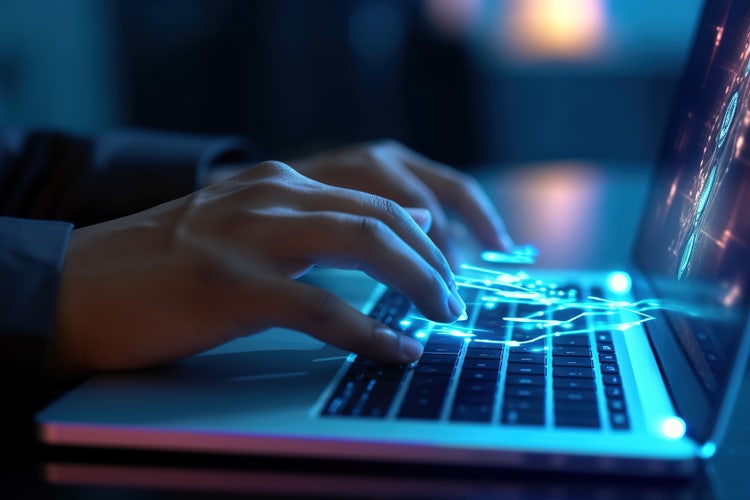 Mains tapant sur clavier d'ordinateur