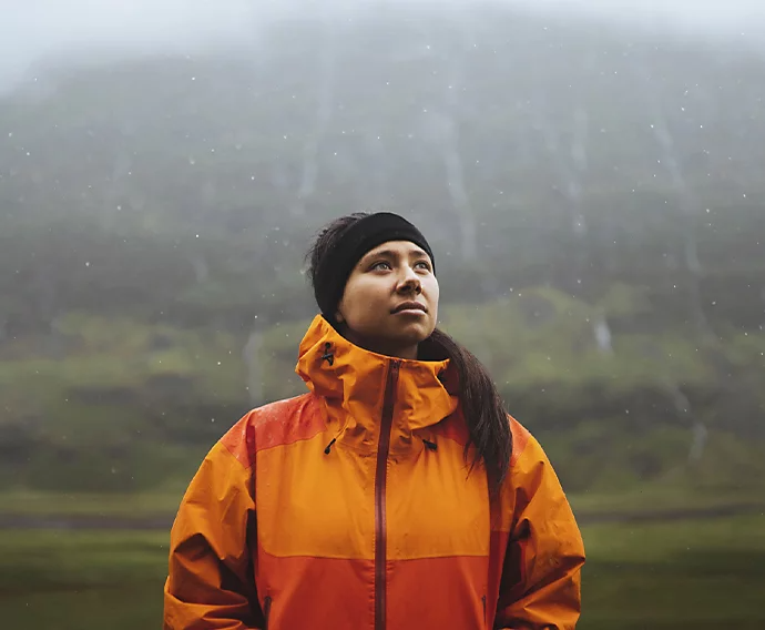 Femme portant une veste orange sous la pluie