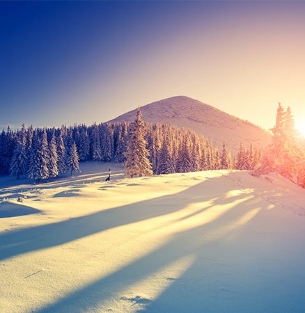 Photographie de paysage d'une montagne enneigée