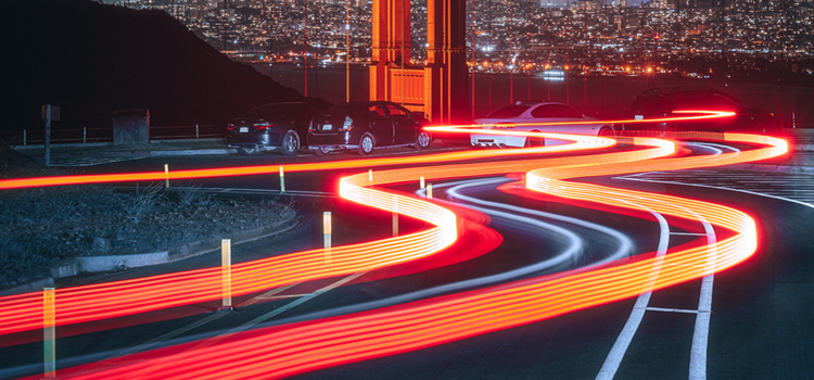 Traînées lumineuses créées par des voitures en circulation
